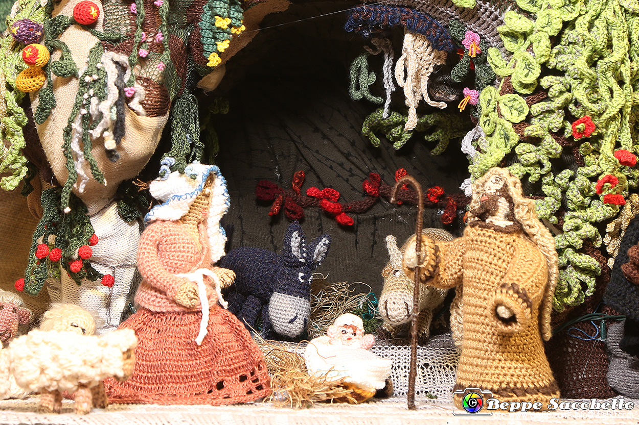 VBS_9247 - Presepio all'uncinetto Parrocchia SS. Cosma e Damiano.jpg